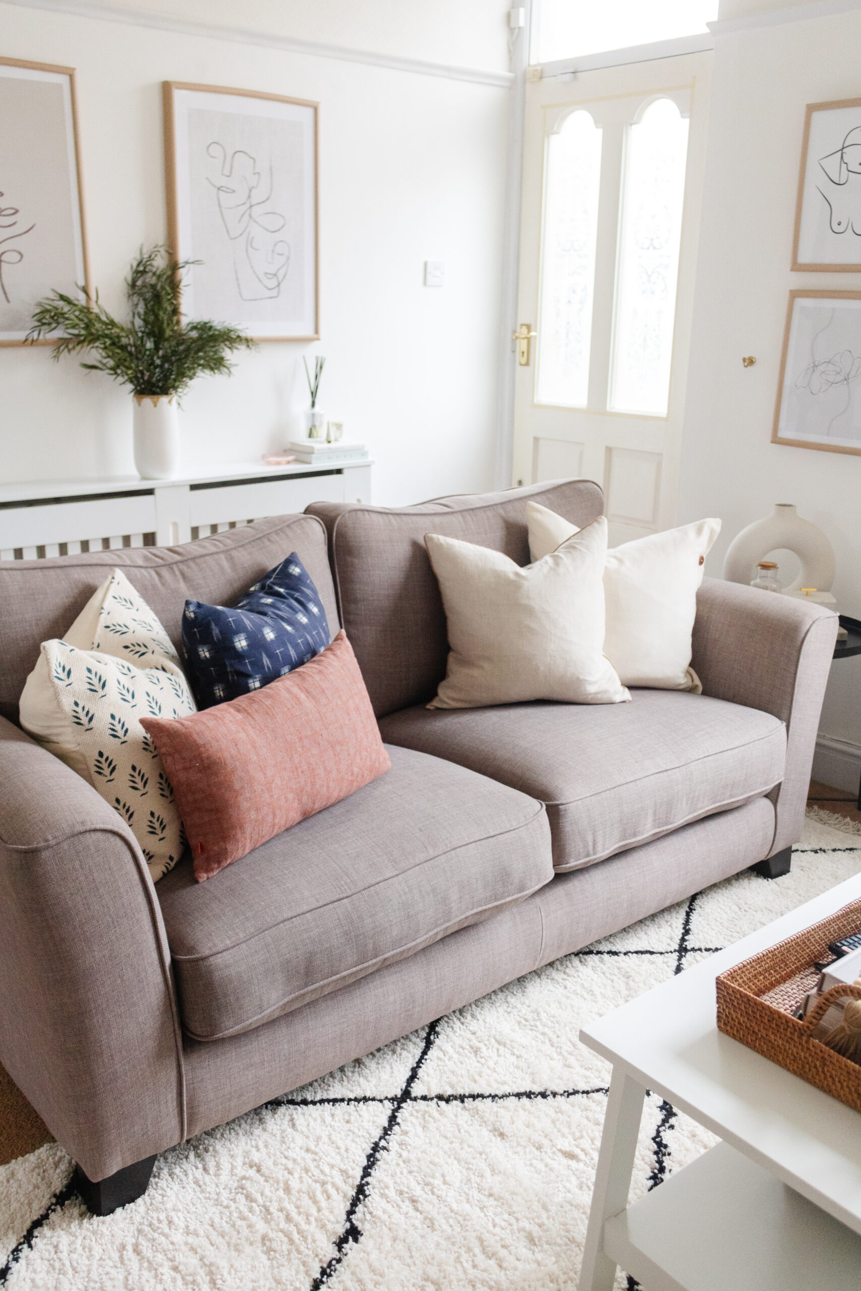 How to Mix & Match Pillow Patterns - An Edited Lifestyle